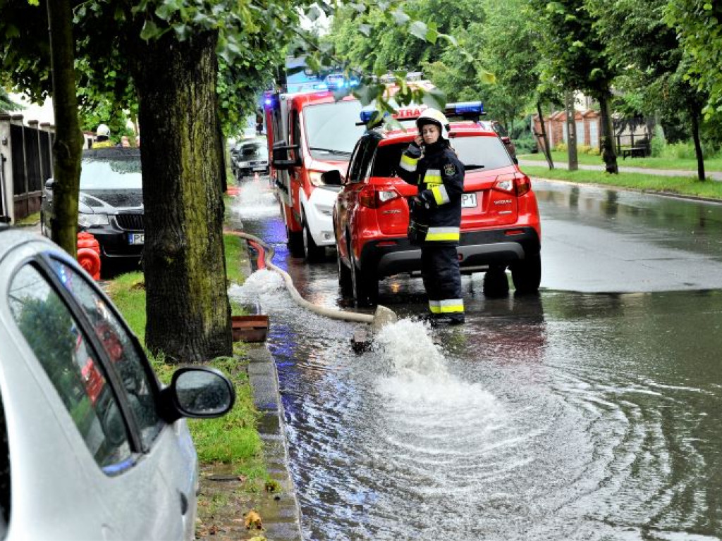 Zalany parking przed Intermarche i ulica Kościuszki