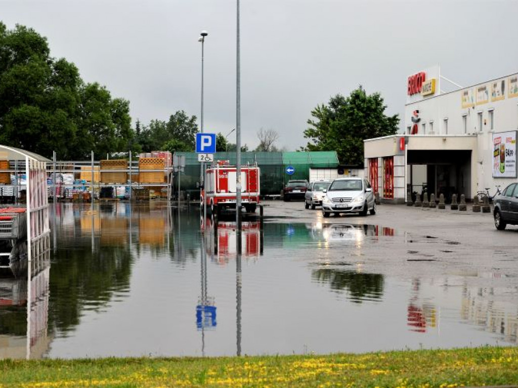 Zalany parking przed Intermarche i ulica Kościuszki