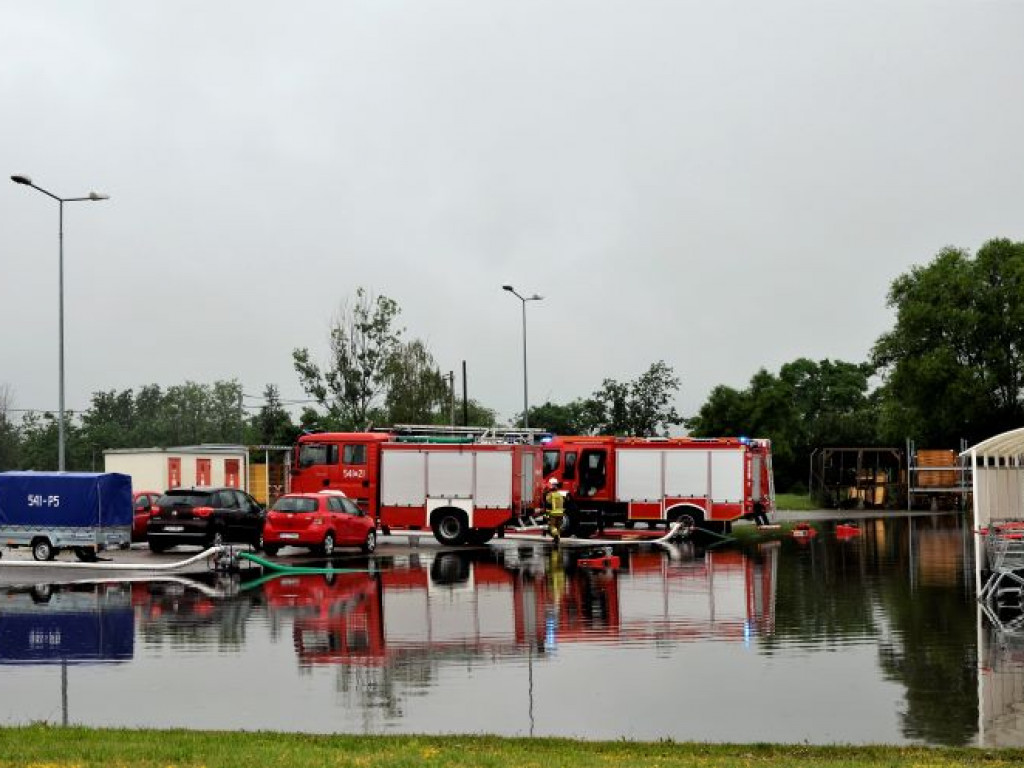 Zalany parking przed Intermarche i ulica Kościuszki
