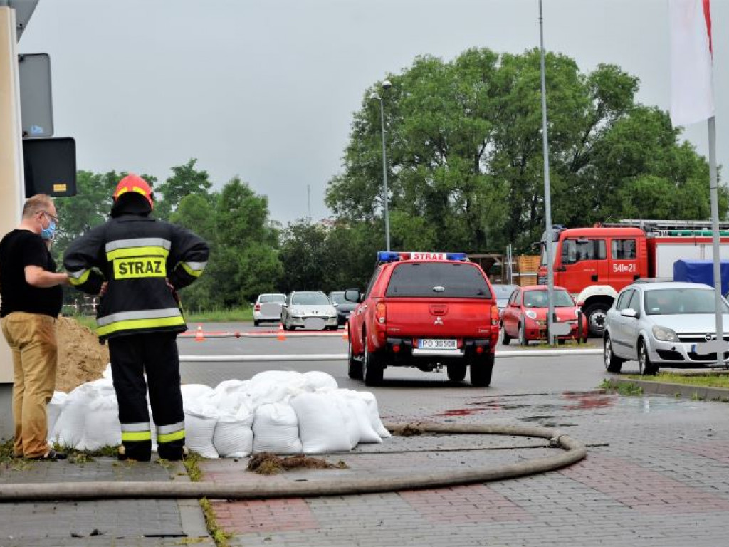 Zalany parking przed Intermarche i ulica Kościuszki