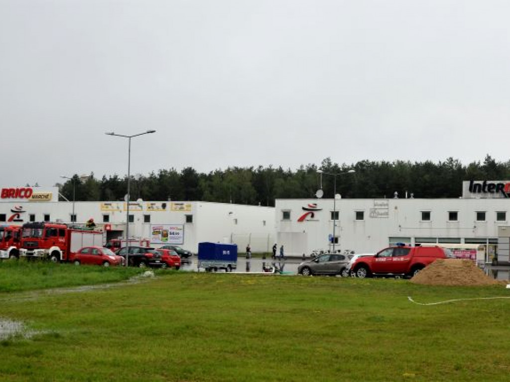 Zalany parking przed Intermarche i ulica Kościuszki