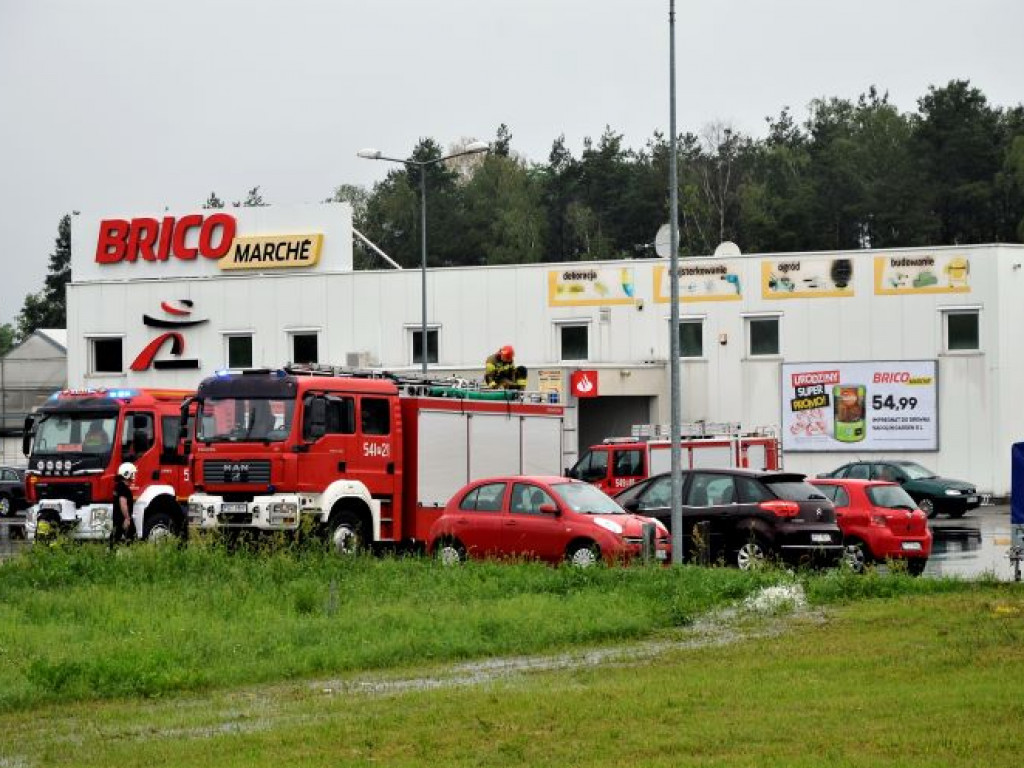 Zalany parking przed Intermarche i ulica Kościuszki