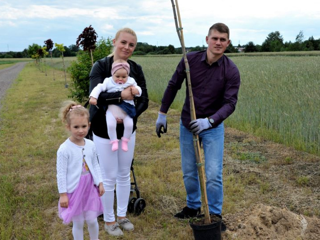 KRASZEWICE: Posadzili drzewa na cześć najmłodszych mieszkańców gminy