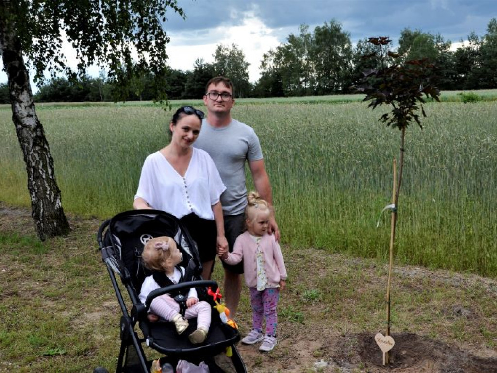 KRASZEWICE: Posadzili drzewa na cześć najmłodszych mieszkańców gminy