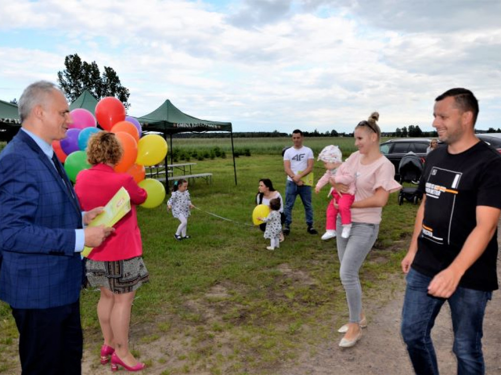 KRASZEWICE: Posadzili drzewa na cześć najmłodszych mieszkańców gminy