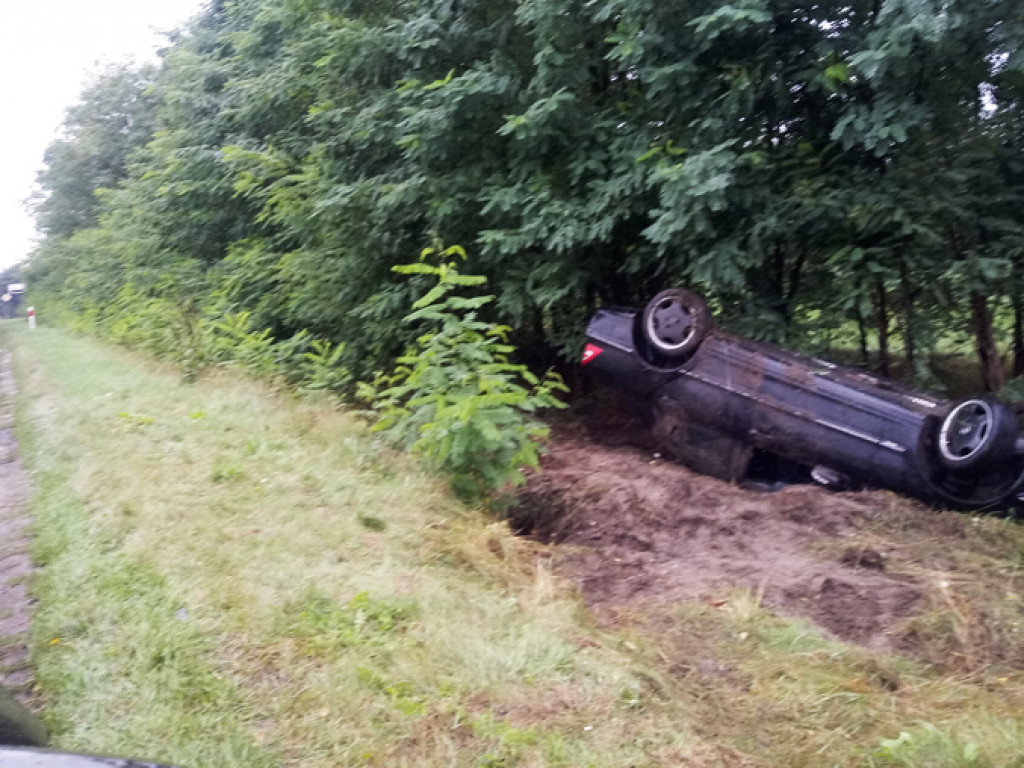 PALATY: Mercedes w przydrożnym rowie