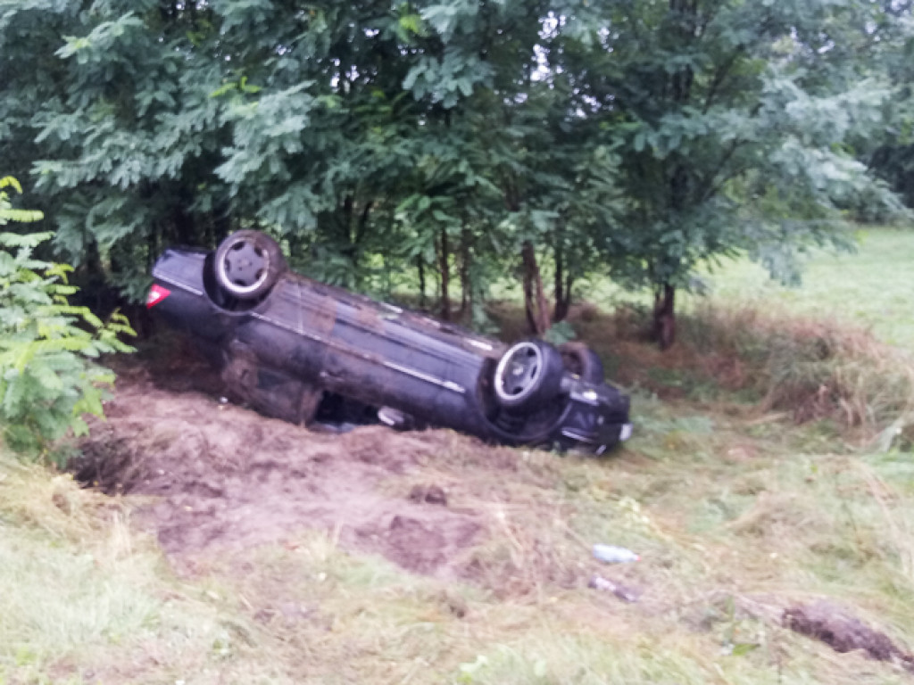 PALATY: Mercedes w przydrożnym rowie