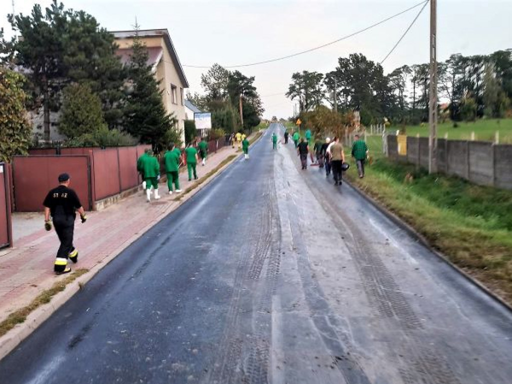 MIKSTAT: Usuwali nieczystości z 1,7-kilometrowego odcinka drogi