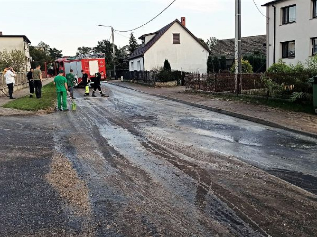 MIKSTAT: Usuwali nieczystości z 1,7-kilometrowego odcinka drogi