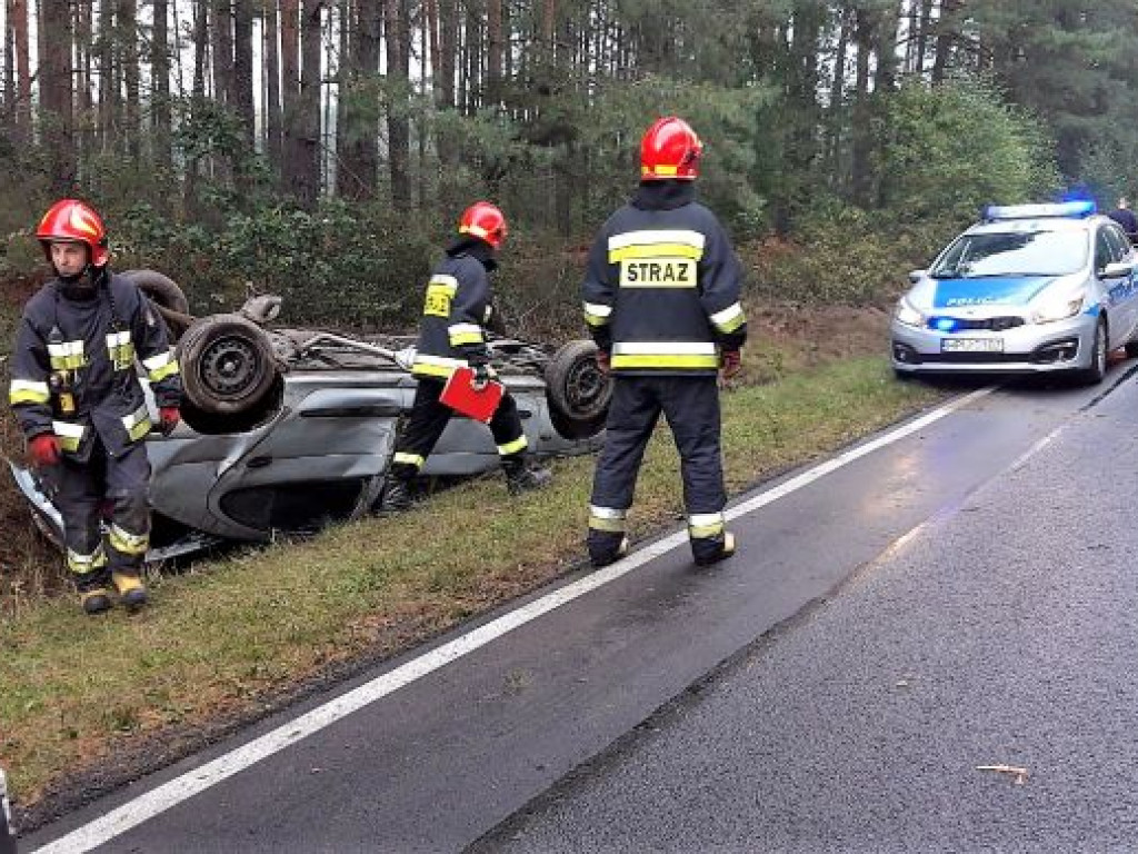 Dachował w przydrożnym rowie