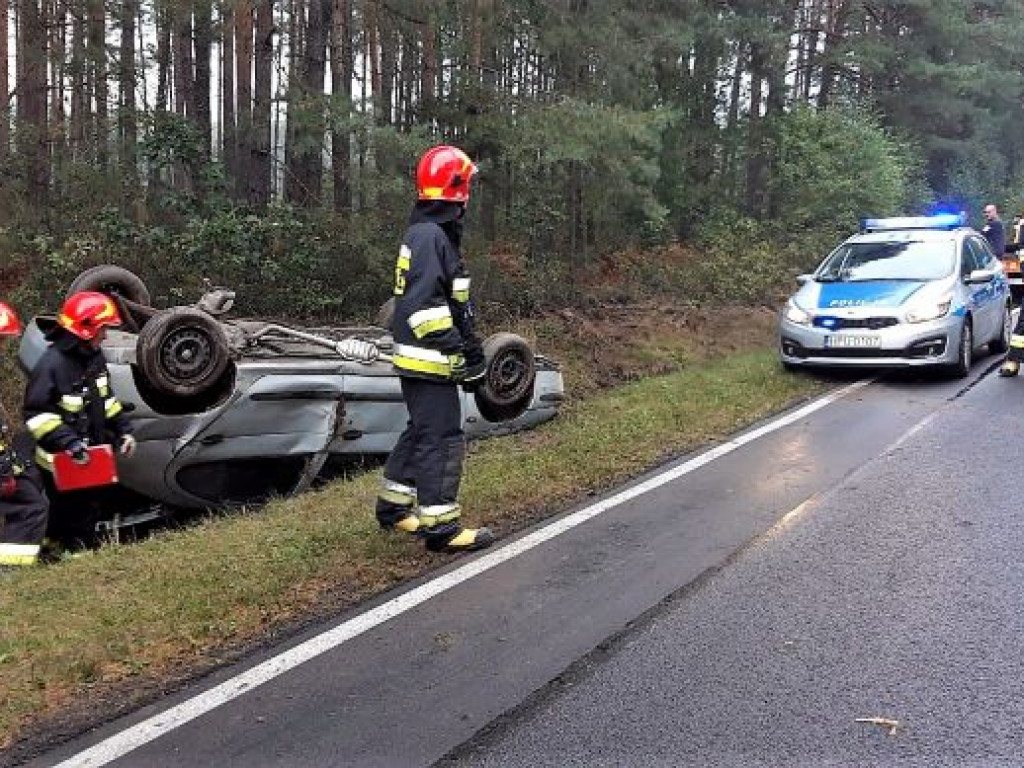 Dachował w przydrożnym rowie