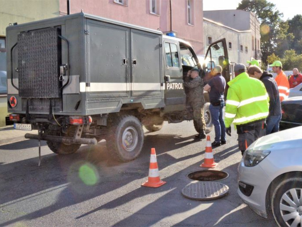 OSTRZESZÓW: Pocisk artyleryjski w studzience kanalizacyjnej