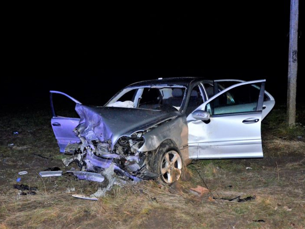 Mercedes dachował na przydrożnym polu