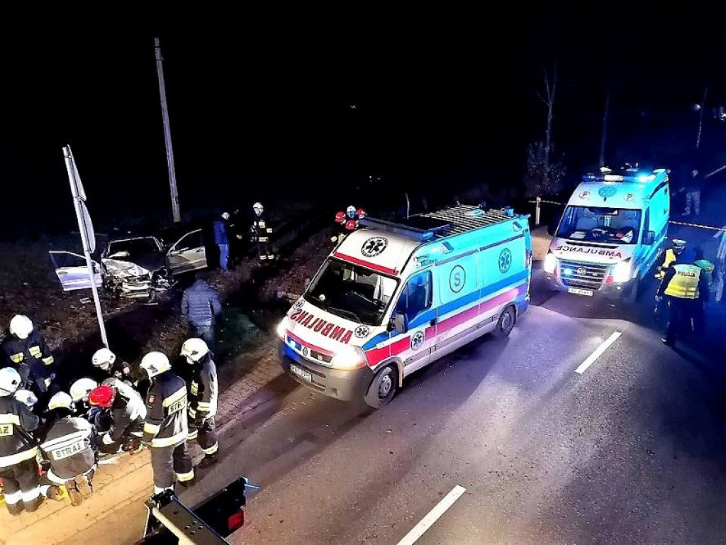 Mercedes dachował na przydrożnym polu