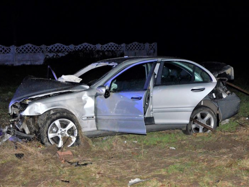 Mercedes dachował na przydrożnym polu