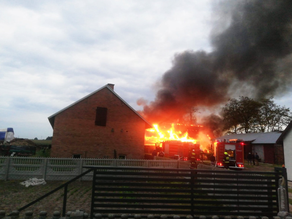 KRASZEWICE: Pożar stodoły - straty sięgają 200 tysięcy zł