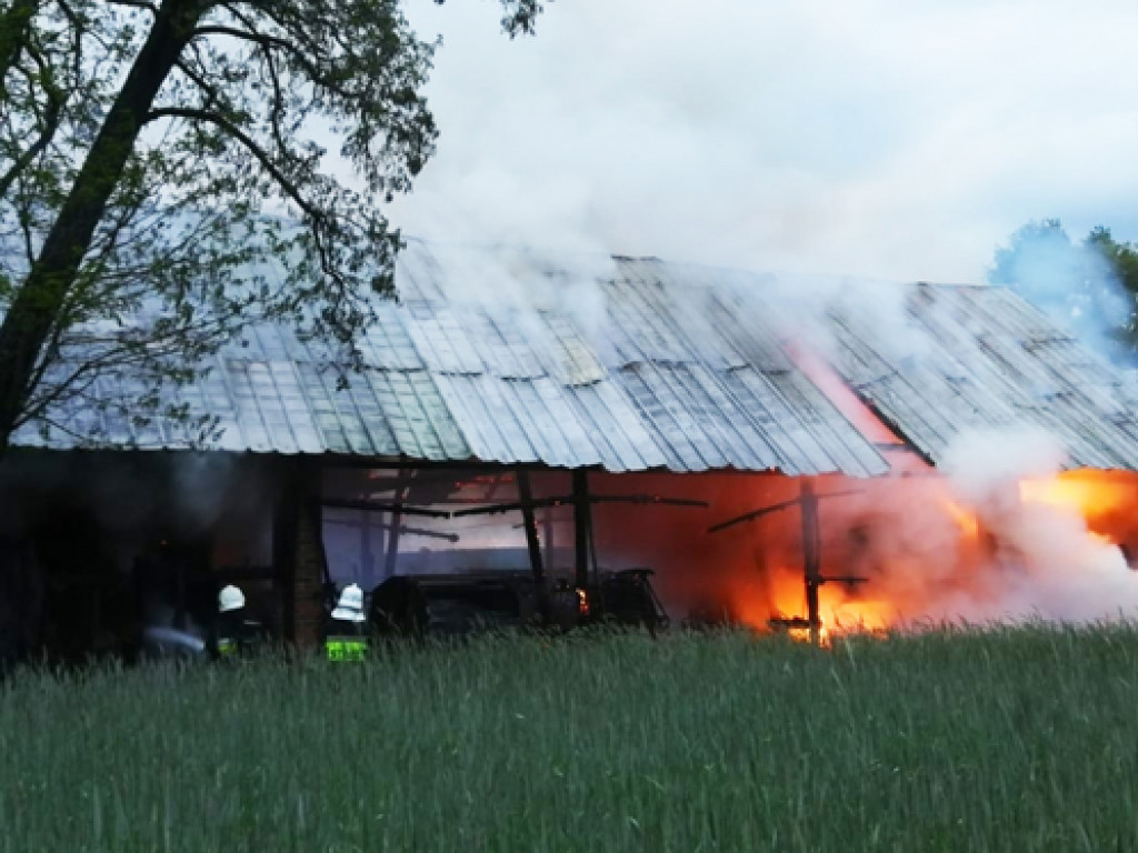 KRASZEWICE: Pożar stodoły - straty sięgają 200 tysięcy zł