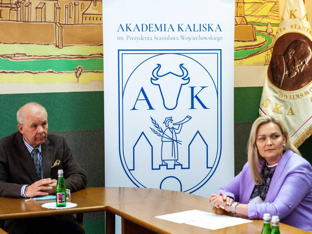 Akademia Kaliska z defibrylatorami
