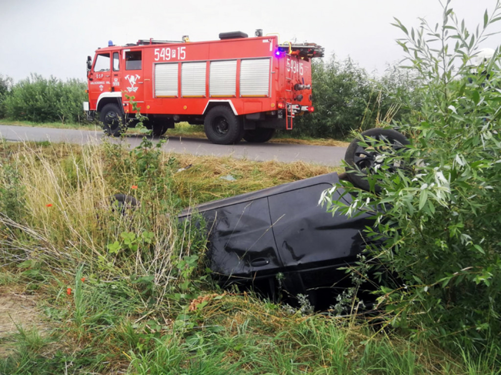 KALISZKOWICE KALISKIE: Dachowanie w rowie
