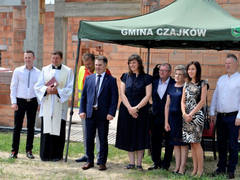 CZAJKÓW: Uroczyste podpisanie i wmurowanie aktu erekcyjnego budowy nowego przedszkola
