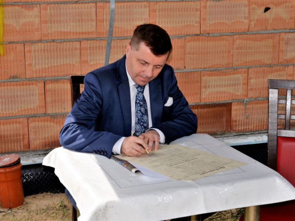 CZAJKÓW: Uroczyste podpisanie i wmurowanie aktu erekcyjnego budowy nowego przedszkola