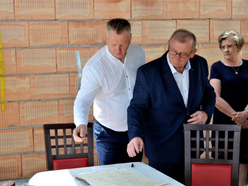 CZAJKÓW: Uroczyste podpisanie i wmurowanie aktu erekcyjnego budowy nowego przedszkola