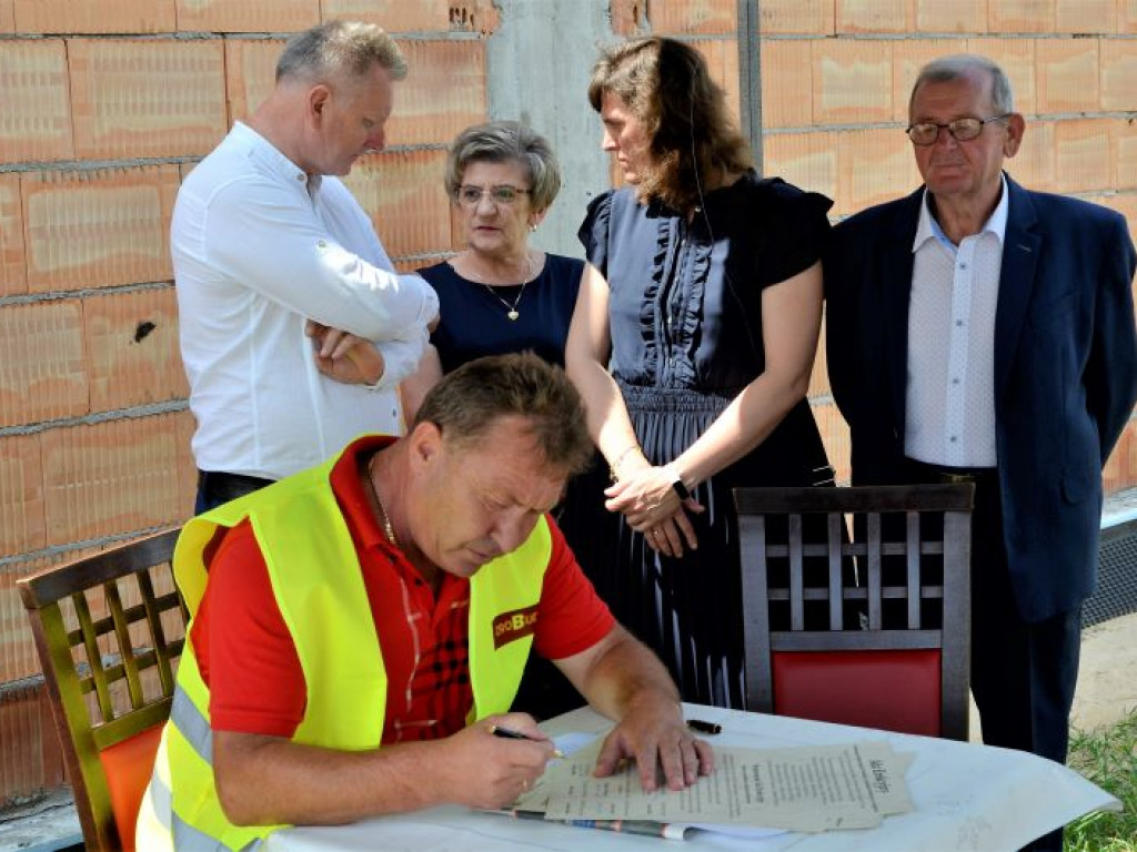 CZAJKÓW: Uroczyste podpisanie i wmurowanie aktu erekcyjnego budowy nowego przedszkola