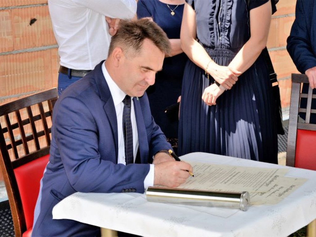 CZAJKÓW: Uroczyste podpisanie i wmurowanie aktu erekcyjnego budowy nowego przedszkola