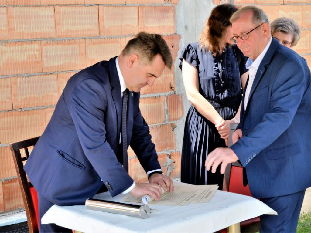 CZAJKÓW: Uroczyste podpisanie i wmurowanie aktu erekcyjnego budowy nowego przedszkola