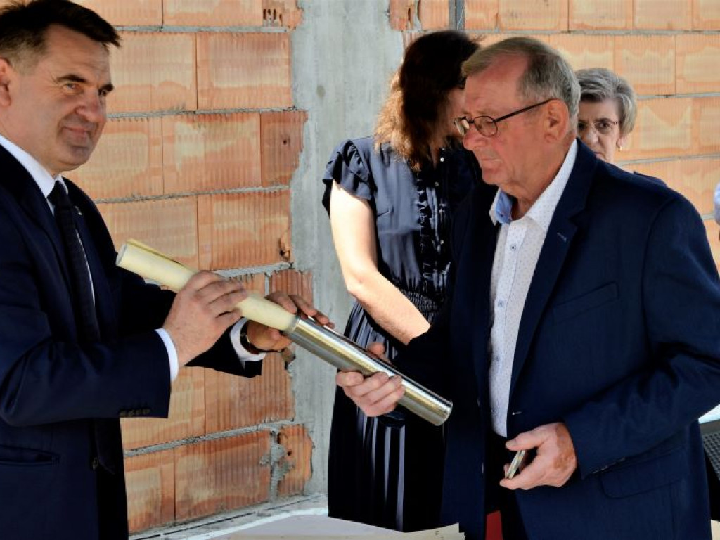 CZAJKÓW: Uroczyste podpisanie i wmurowanie aktu erekcyjnego budowy nowego przedszkola