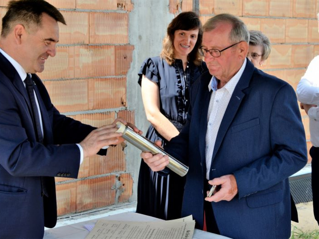 CZAJKÓW: Uroczyste podpisanie i wmurowanie aktu erekcyjnego budowy nowego przedszkola