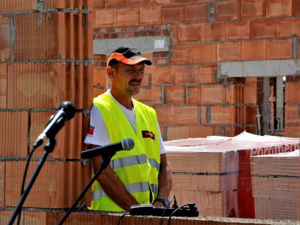 CZAJKÓW: Uroczyste podpisanie i wmurowanie aktu erekcyjnego budowy nowego przedszkola