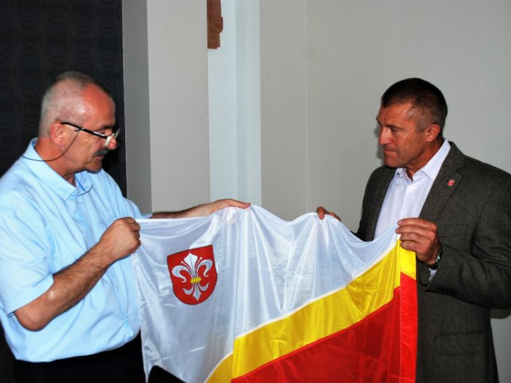 Z flagą i herbem Mikstatu do Fortu Knox