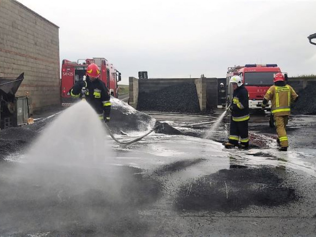 BUKOWNICA: Pożar składu węglowego