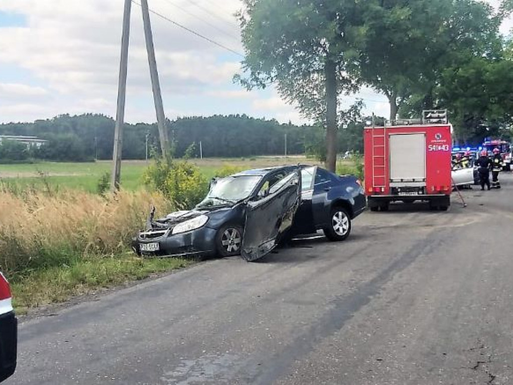 PRZYTOCZNICA: Uderzyła w drzewo, w aucie były dzieci