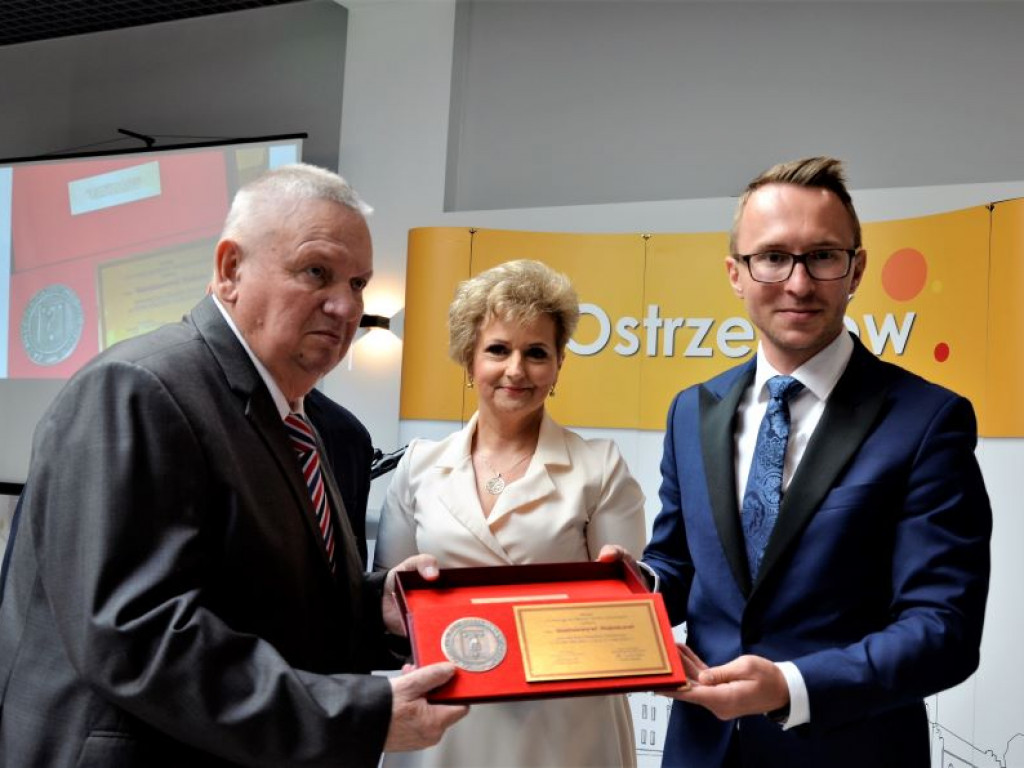 Były burmistrz Stanisław Wabnic uhonorowany Medalem ,,Za Zasługi dla Miasta i Gminy Ostrzeszów``
