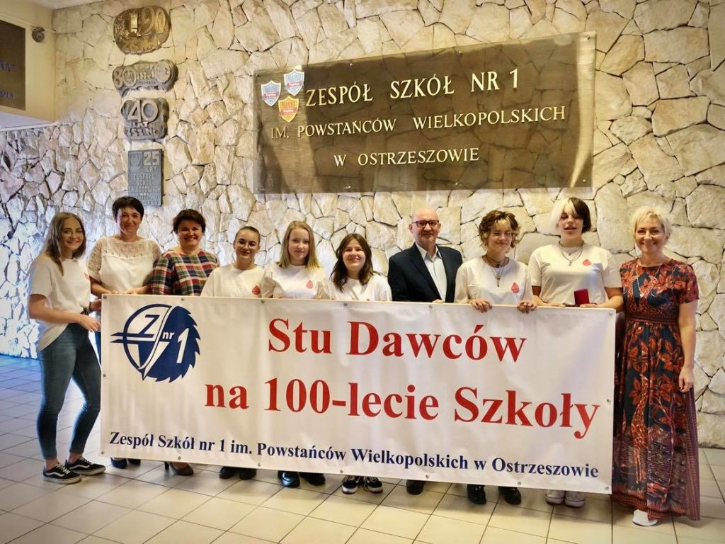 Stu dawców na 100-lecie szkoły