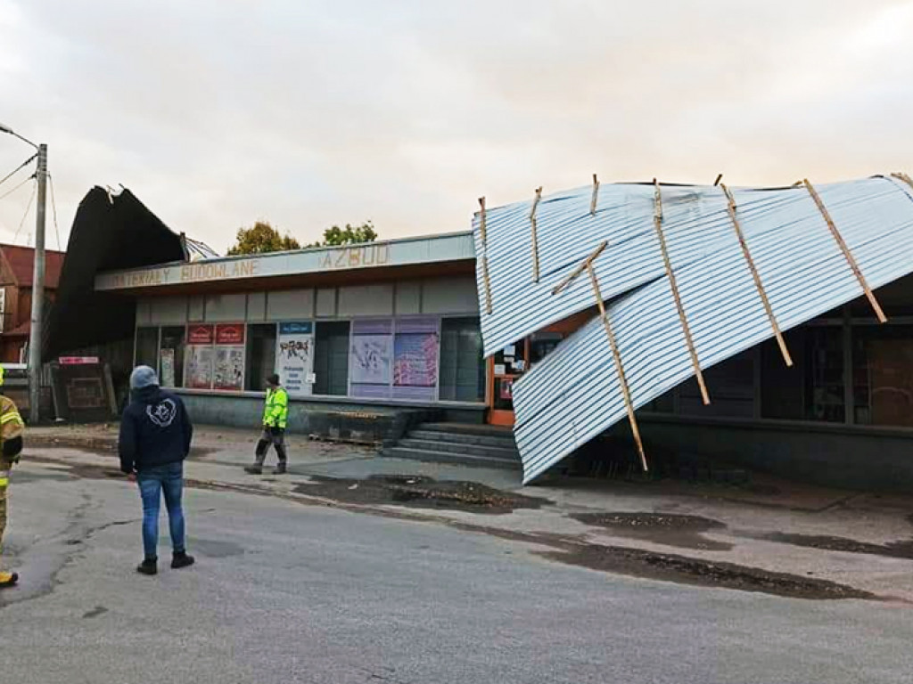 Wiatr zrywał dachy i łamał drzewa