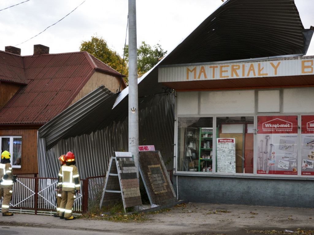 Wiatr zrywał dachy i łamał drzewa