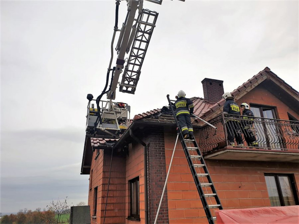 Pożar dachu domu jednorodzinnego w Kotłowie