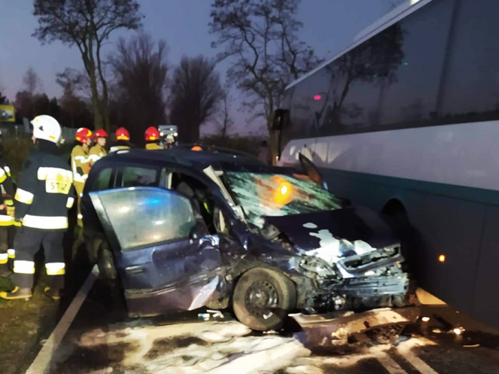 PISARZOWICE: Zderzenie opla z autobusem i samochodem osobowym