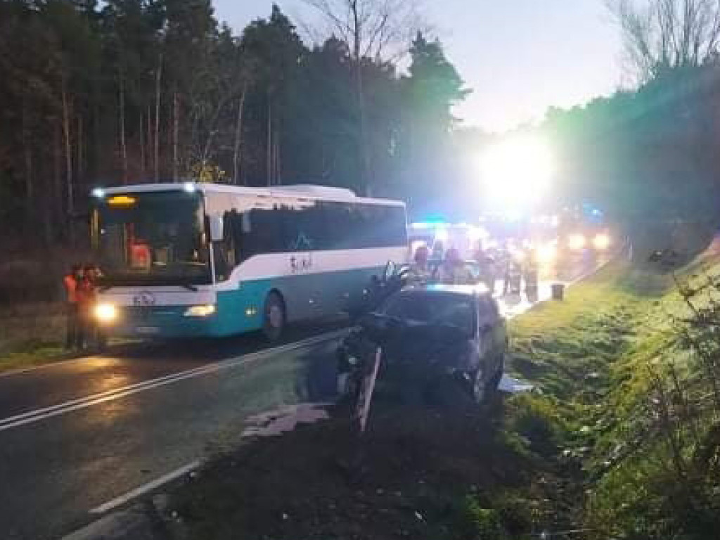 PISARZOWICE: Zderzenie opla z autobusem i samochodem osobowym