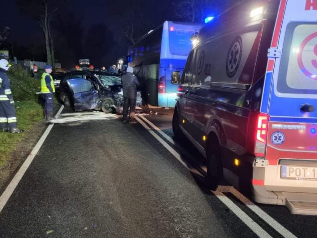 PISARZOWICE: Zderzenie opla z autobusem i samochodem osobowym