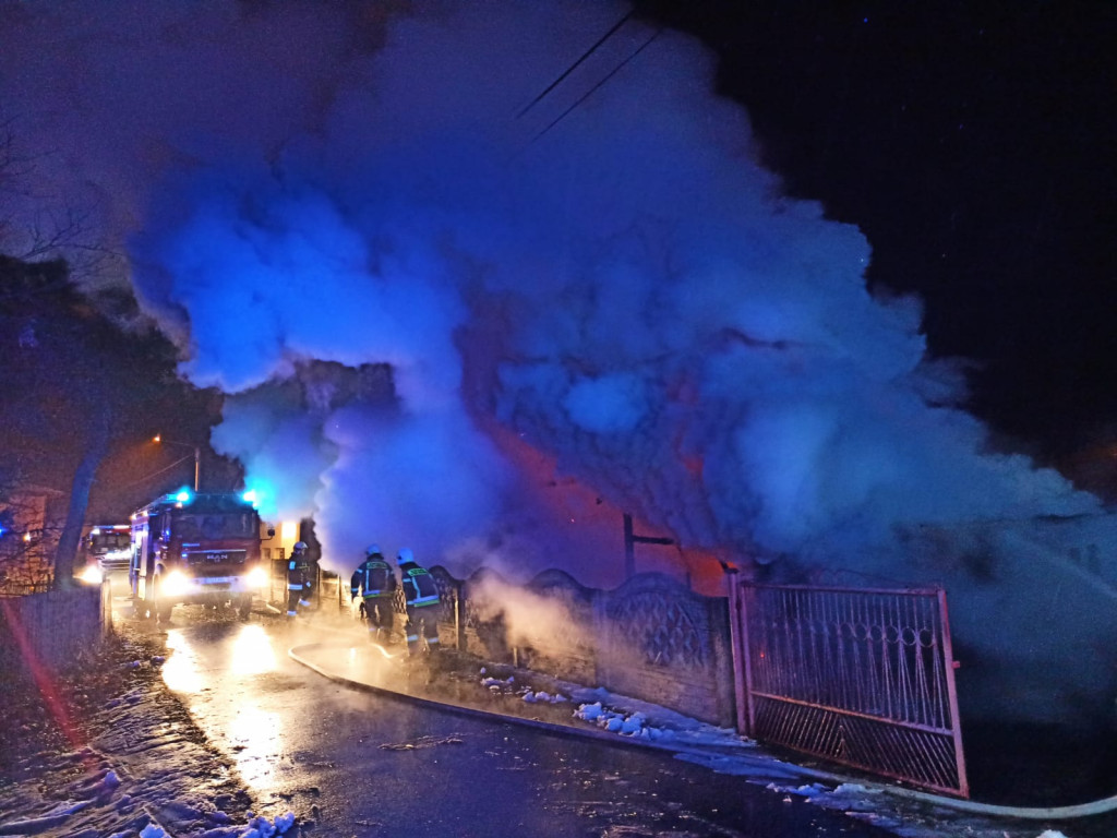 DĘBICZE: W ogniu stanął budynek gospodarczy