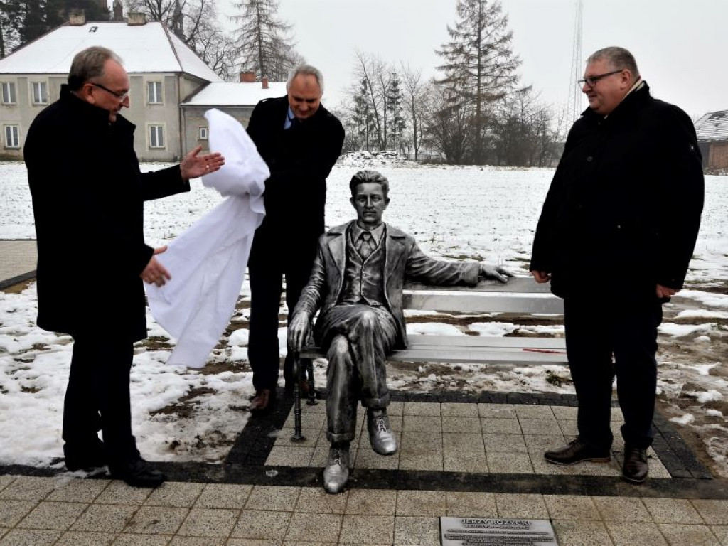 KRASZEWICE: Uroczyste odsłonięcie ławeczki genialnego kryptologa Jerzego Różyckiego