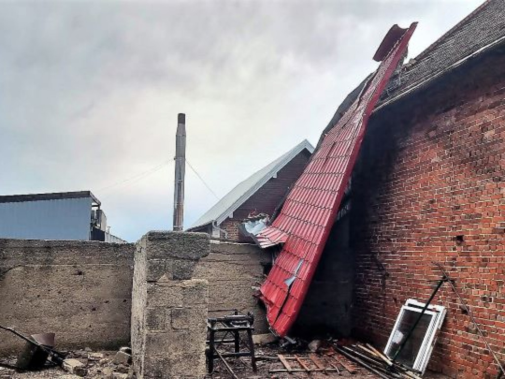 Pełne ręce roboty mają strażacy