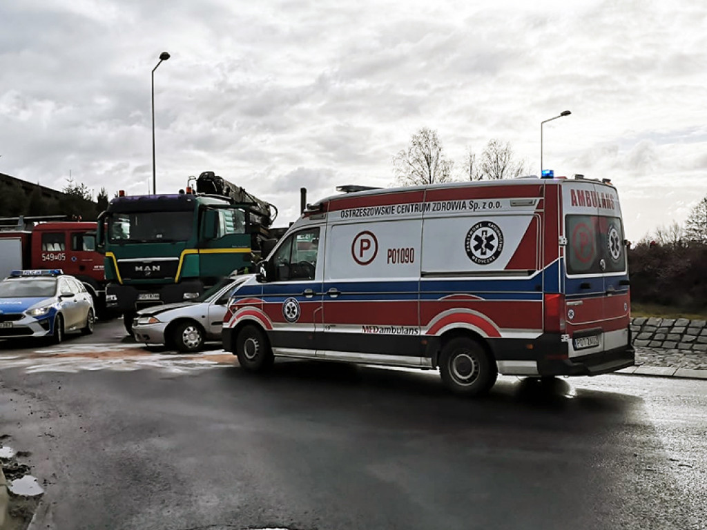 GRABÓW: Pijany przejechał prosto przez rondo