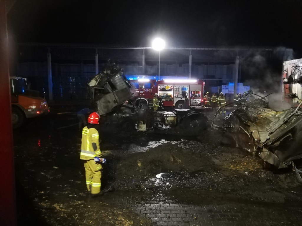 CZAJKÓW: Ogień strawił samochody ciężarowe.  Straty sięgają 200 tys. zł