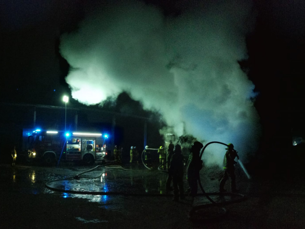 CZAJKÓW: Ogień strawił samochody ciężarowe.  Straty sięgają 200 tys. zł