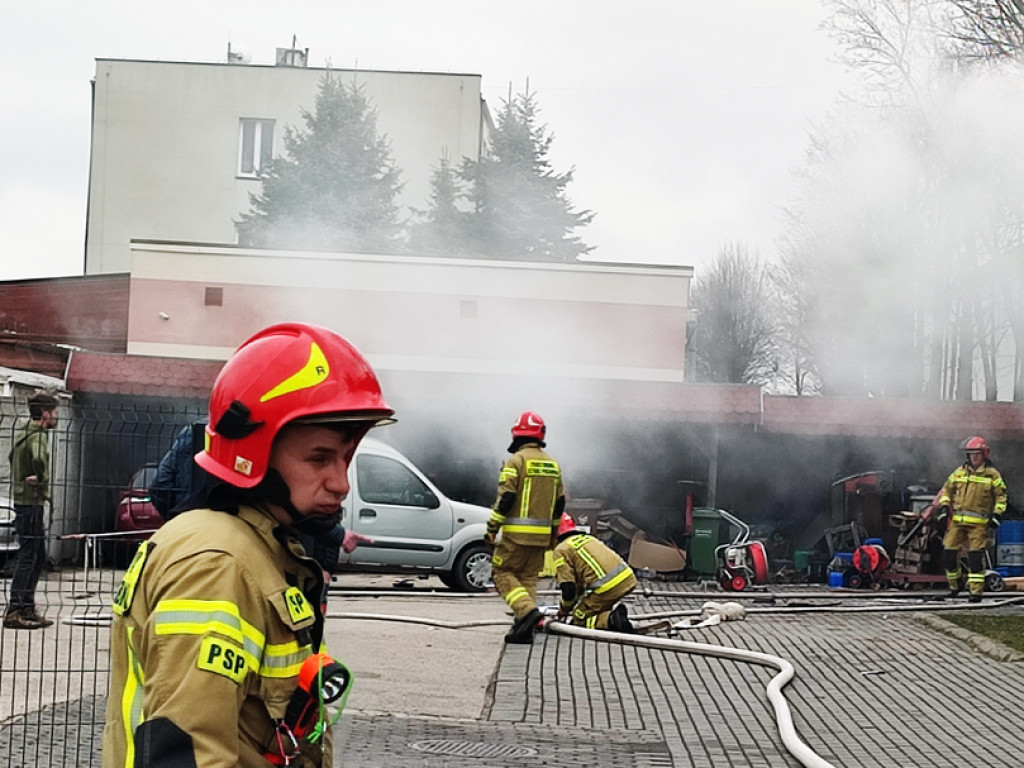 OSTRZESZÓW: Wybuch w warsztacie samochodowym, jedna osoba ranna